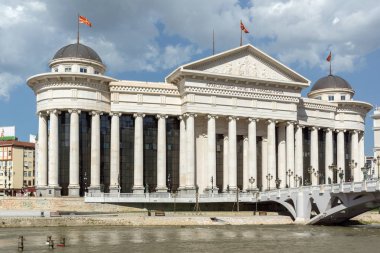 Skopje, Makedonya - 13 Mayıs 2017: Üsküp şehir merkezi - Arkeoloji Müzesi ve Vardar Nehri üzerindeki köprü,