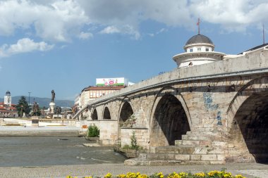 Skopje, Makedonya - 13 Mayıs 2017: Üsküp şehir merkezi ve Arkeoloji Müzesi ve taş köprüsü