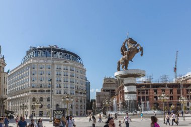 Skopje, Makedonya - 13 Mayıs 2017: Üsküp şehir merkezi ve İskender büyük anıt