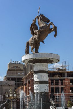 Skopje, Makedonya - 13 Mayıs 2017: Üsküp şehir merkezi ve İskender büyük anıt