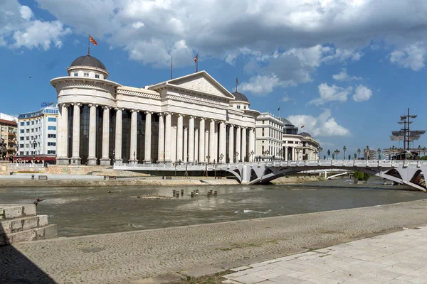 SKOPJE, REPUBLIC OF MACEDONIA - 13 MAY 2017: Skopje City Center - Archaeological Museum and Bridge over Vardar River, — Stock Photo, Image