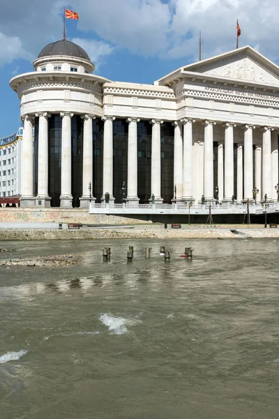 SKOPJE, REPUBLIC OF MACEDONIA - 13 MAY 2017: Skopje City Center - Archaeological Museum and Bridge over Vardar River, — Stock Photo, Image