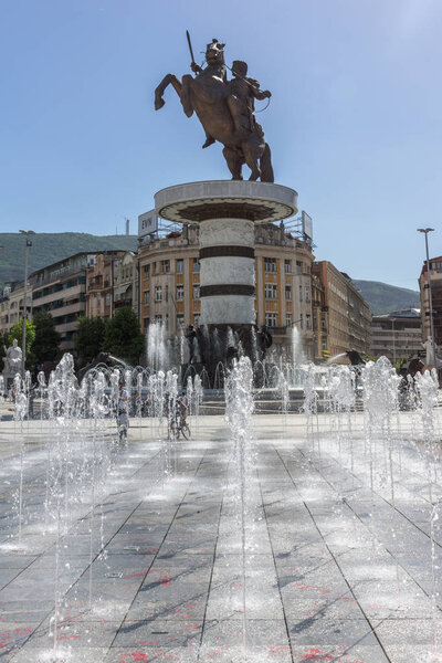 ОПЬЕ, РЕСПУБЛИКА ОФ МАКЕДОНИЯ - 13 января 2017 года: Центр города Скопье и памятник Александру Великому
