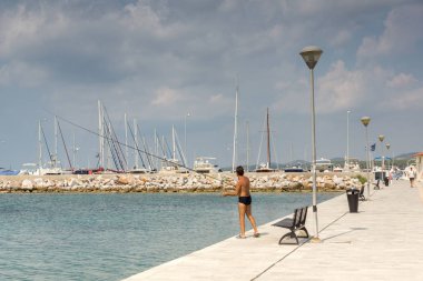 Chalkidiki, orta Makedonya, Yunanistan - 25 Ağustos 2014:, Nikiti bağlantı noktası Sithonia Yarımadası, Chalkidiki, deniz manzarası,