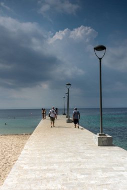 Chalkidiki, orta Makedonya, Yunanistan - 25 Ağustos 2014:, Nikiti bağlantı noktası Sithonia Yarımadası, Chalkidiki, orta Makedonya, deniz manzarası