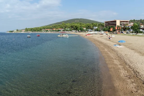 CHALKIDIKI, MACEDONIA CENTRALE, GRECIA - 25 AGOSTO 2014: Spiaggia di Psakoudia, penisola di Sithonia, Calcidica, Macedonia centrale — Foto Stock