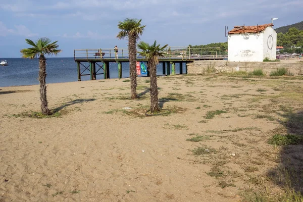 Psakoudia 海滩上遮阳伞和半岛，Chalkidiki Chalkidiki，中央马其顿，希腊-2014 年 8 月 25 日： 海景, — 图库照片