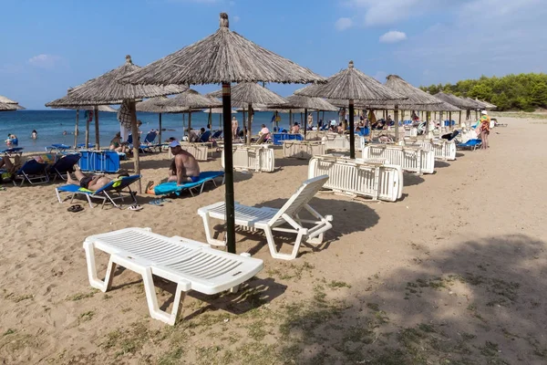 CHALKIDIKI, CENTRAL MACEDONIA, GREECE - AUGUST 25, 2014: Seascape of Blue Dolphin Cove Beach at Sithonia peninsula — Stock Photo, Image