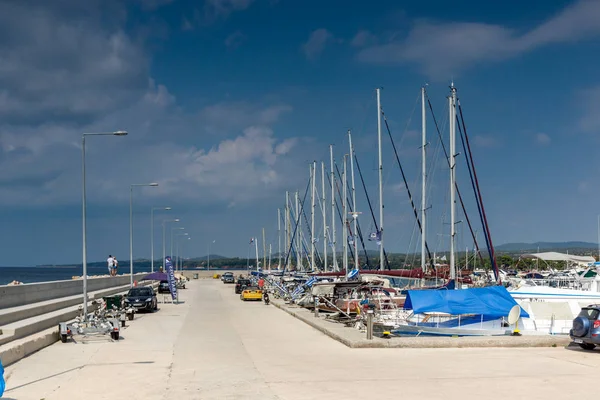 Chalkidiki, Mellersta Makedonien, Grekland - 25 augusti 2014: Marinmålning av port av Nikiti på Sithonia halvön Chalkidiki, Mellersta Makedonien — Stockfoto