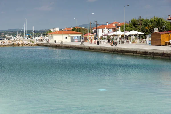 CHALKIDIKI, MACEDONIA CENTRALE, GRECIA - 25 AGOSTO 2014: Mare del porto di Nikiti nella penisola di Sithonia, Calcidica — Foto Stock