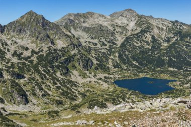 Muhteşem manzara Popovo Gölü, Dzhangal ve Polezhan zirveleri üzerinden Dzhano tepe, Pirin Dağı