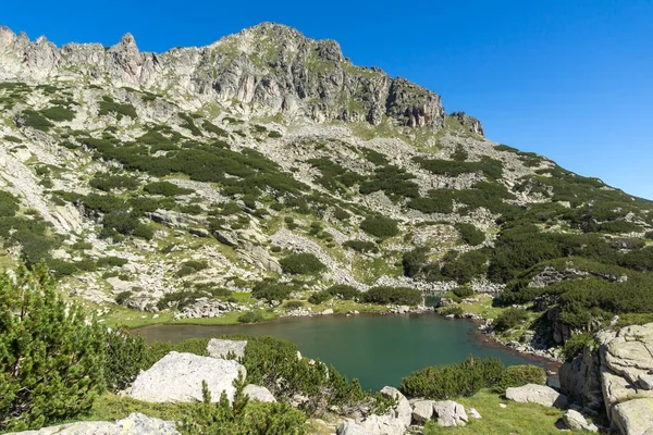 Pemandangan menakjubkan dengan puncak Dzhangal dan danau Samodivski, Pirin Mountain — Stok Foto