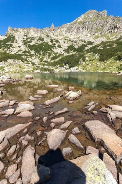 Pemandangan menakjubkan dengan puncak Dzhangal dan danau Samodivski, Pirin Mountain — Stok Foto