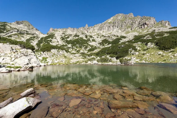 Pemandangan menakjubkan dengan puncak Dzhangal dan danau Samodivski, Pirin Mountain — Stok Foto