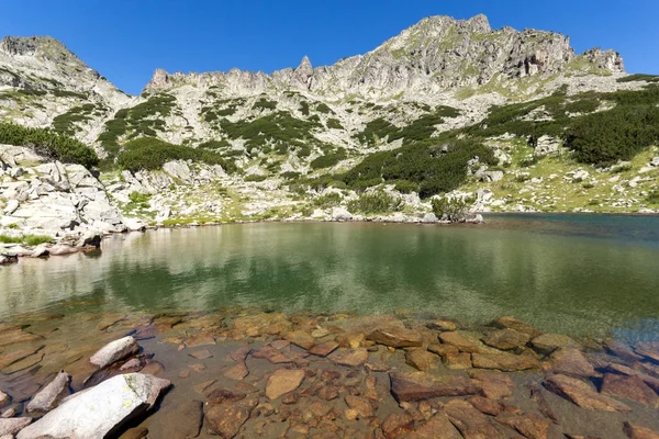 Atemberaubende Landschaft mit Dzhangal-Gipfel und Samodiwski-Seen, Pirin-Gebirge — Stockfoto