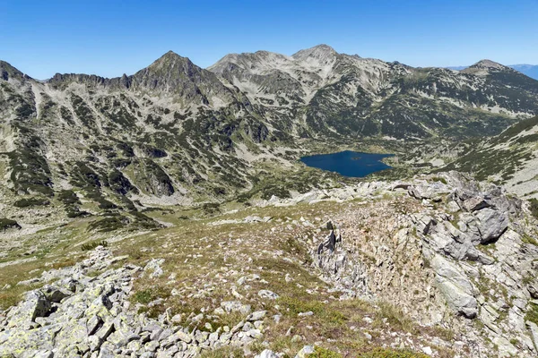 Úžasná krajina Popovo jezero, Dzhangal a Polezhan vrcholy od Dzhano vrchol, pohoří Pirin — Stock fotografie