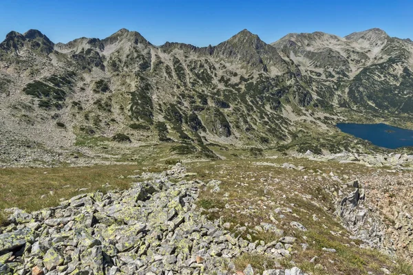 Increíble paisaje del lago Popovo, picos de Dzhangal y Polezhan desde el pico Dzhano, montaña Pirin —  Fotos de Stock