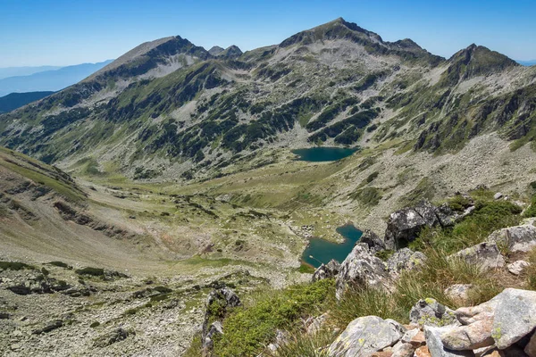 Úžasné krajiny Kamenica peak, Argirovo a Mitrovo jezera od Dzhano vrchol, pohoří Pirin — Stock fotografie