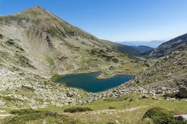 Дивовижний краєвид Argirovo озеро біля піку Dzhano, гори Пірін — стокове фото