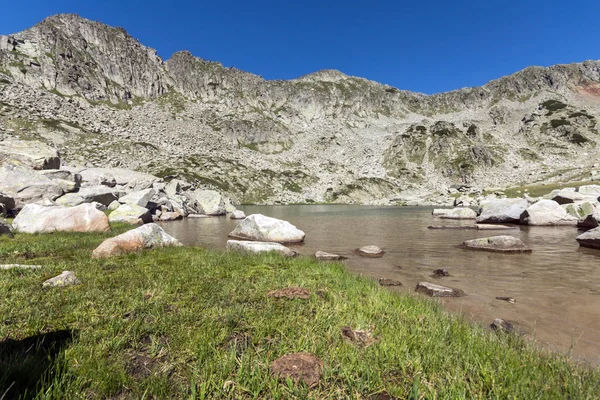 Paisagem incrível de Argirovo lago perto de Dzhano pico, Pirin Montanha — Fotografia de Stock