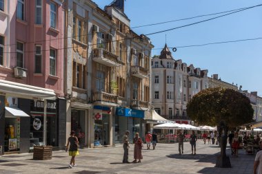 Plovdiv, Bulgaristan - 1 Eylül 2017: cental sokak ve Çeşme Belediye Binası şehir Plovdiv önünde görünümünü şaşırtıcı