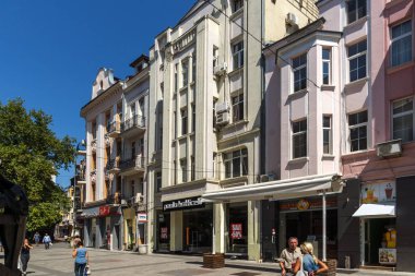 Plovdiv, Bulgaristan - 1 Eylül 2017: cental sokak ve Çeşme Belediye Binası şehir Plovdiv önünde görünümünü şaşırtıcı