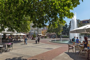 Plovdiv, Bulgaristan - 1 Eylül 2017: cental sokak ve Çeşme Belediye Binası şehir Plovdiv önünde görünümünü şaşırtıcı