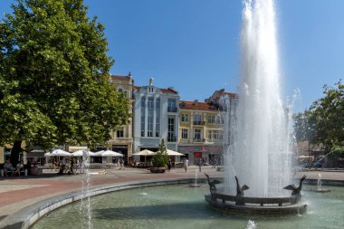 Plovdiv, Bulgaristan - 1 Eylül 2017: cental sokak ve Çeşme Belediye Binası şehir Plovdiv önünde görünümünü şaşırtıcı