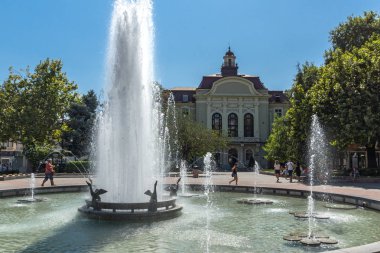 Plovdiv, Bulgaristan - 1 Eylül 2017: cental sokak ve Çeşme Belediye Binası şehir Plovdiv önünde görünümünü şaşırtıcı
