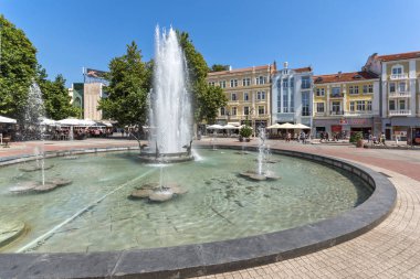 Plovdiv, Bulgaristan - 1 Eylül 2017: cental sokak ve Çeşme Belediye Binası şehir Plovdiv önünde görünümünü şaşırtıcı