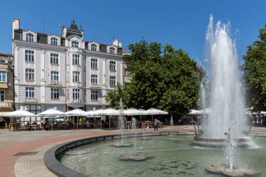 Plovdiv, Bulgaristan - 1 Eylül 2017: cental sokak ve Çeşme Belediye Binası şehir Plovdiv önünde görünümünü şaşırtıcı