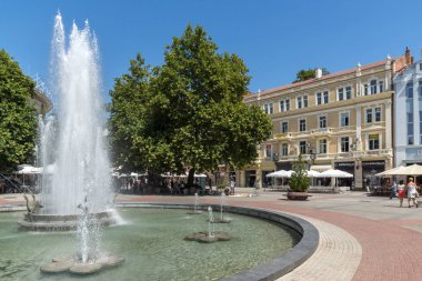 Plovdiv, Bulgaristan - 1 Eylül 2017: cental sokak ve Çeşme Belediye Binası şehir Plovdiv önünde görünümünü şaşırtıcı