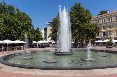 Plovdiv, Bulgaristan - 1 Eylül 2017: cental sokak ve Çeşme Belediye Binası şehir Plovdiv önünde görünümünü şaşırtıcı