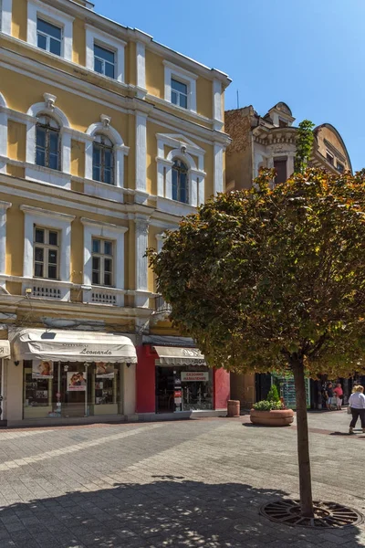 Płowdiw, Bułgaria - 1 września 2017 r.: Niesamowite Widok ulicy w centrum miasta i Fontanna przed City hall w Płowdiw — Zdjęcie stockowe