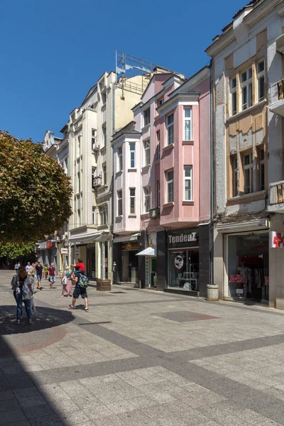 Plovdiv, Bulgarien - 1 September 2017: Fantastisk utsikt över cental gatan och fontänen framför Stadshuset i staden Plovdiv — Stockfoto