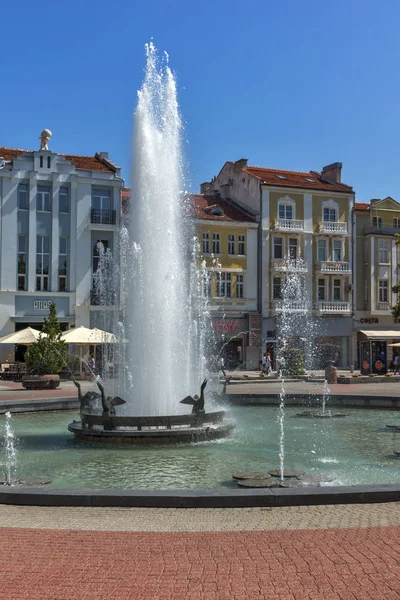 Plovdiv, Bulgarien - 1 September 2017: Fantastisk utsikt över cental gatan och fontänen framför Stadshuset i staden Plovdiv — Stockfoto