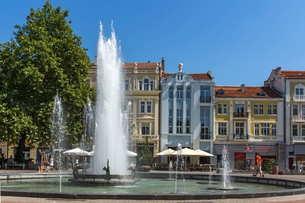 Plovdiv, Bulharsko - 1. září 2017: Úžasný výhled na ulici cental a fontána před radnicí města Plovdiv — Stock fotografie