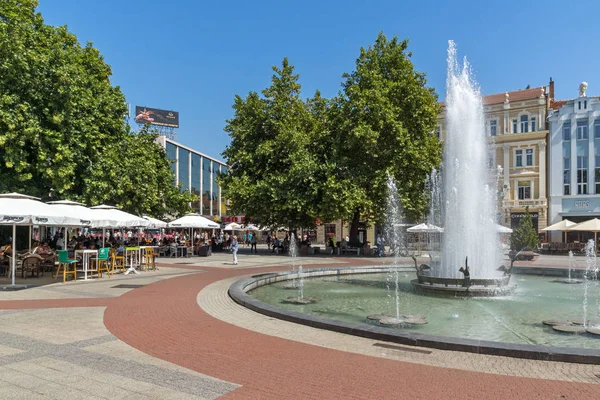 Plovdiv, Bulgaristan - 1 Eylül 2017: cental sokak ve Çeşme Belediye Binası şehir Plovdiv önünde görünümünü şaşırtıcı