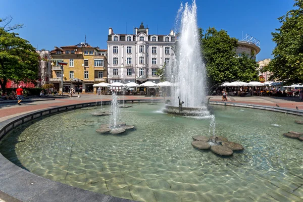 Plovdiv, Bulgaristan - 1 Eylül 2017: cental sokak ve Çeşme Belediye Binası şehir Plovdiv önünde görünümünü şaşırtıcı