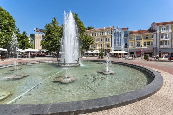 Plovdiv, Bulharsko - 1. září 2017: Úžasný výhled na ulici cental a fontána před radnicí města Plovdiv — Stock fotografie