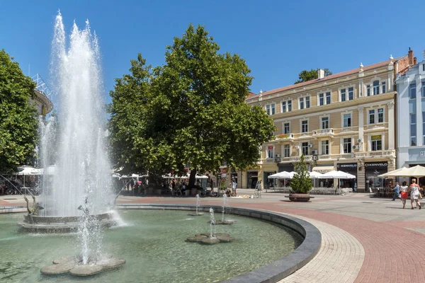 Plovdiv, Bulgarien - 1 September 2017: Fantastisk utsikt över cental gatan och fontänen framför Stadshuset i staden Plovdiv — Stockfoto