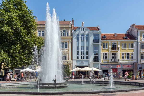 Płowdiw, Bułgaria - 1 września 2017 r.: Niesamowite Widok ulicy w centrum miasta i Fontanna przed City hall w Płowdiw — Zdjęcie stockowe