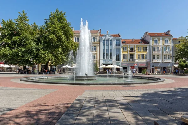 Plovdiv, Bulgaristan - 1 Eylül 2017: cental sokak ve Çeşme Belediye Binası şehir Plovdiv önünde görünümünü şaşırtıcı