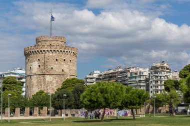 Thessaloniki, Yunanistan - 30 Eylül 2017: İnsanlar yürüyüş aşağı önünde Beyaz Kule'ye şehir Thessaloniki, Yunanistan