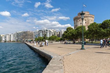 Thessaloniki, Yunanistan - 30 Eylül 2017: İnsanlar yürüyüş aşağı önünde Beyaz Kule'ye şehir Thessaloniki, Yunanistan