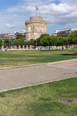 Thessaloniki, Yunanistan - 30 Eylül 2017: İnsanlar yürüyüş aşağı önünde Beyaz Kule'ye şehir Thessaloniki, Yunanistan