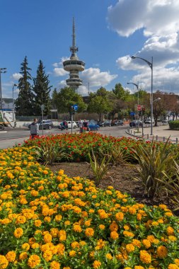 Thessaloniki, Yunanistan - 30 Eylül 2017: Ote Tower ve çiçekler önünde yılında şehrin Thessaloniki, Yunanistan