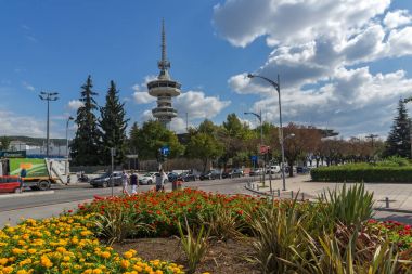 Thessaloniki, Yunanistan - 30 Eylül 2017: Ote Tower ve çiçekler önünde yılında şehrin Thessaloniki, Yunanistan