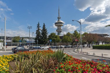 Thessaloniki, Yunanistan - 30 Eylül 2017: Ote Tower ve çiçekler önünde yılında şehrin Thessaloniki, Yunanistan