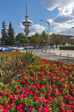Thessaloniki, Yunanistan - 30 Eylül 2017: Ote Tower ve çiçekler önünde yılında şehrin Thessaloniki, Yunanistan